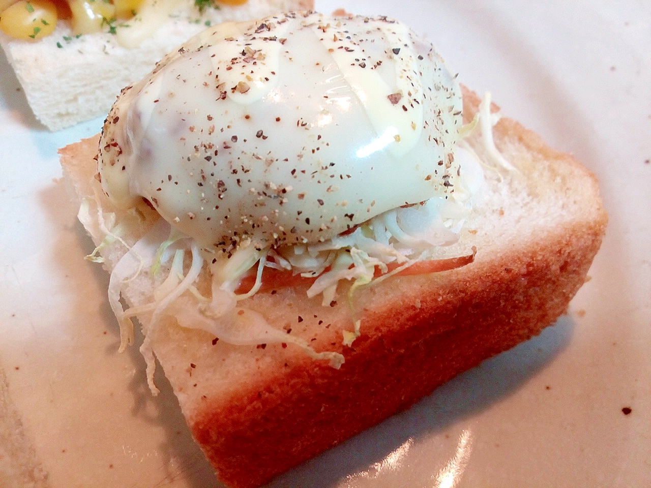 千切り野菜とハンバーグとスライスチーズのトースト