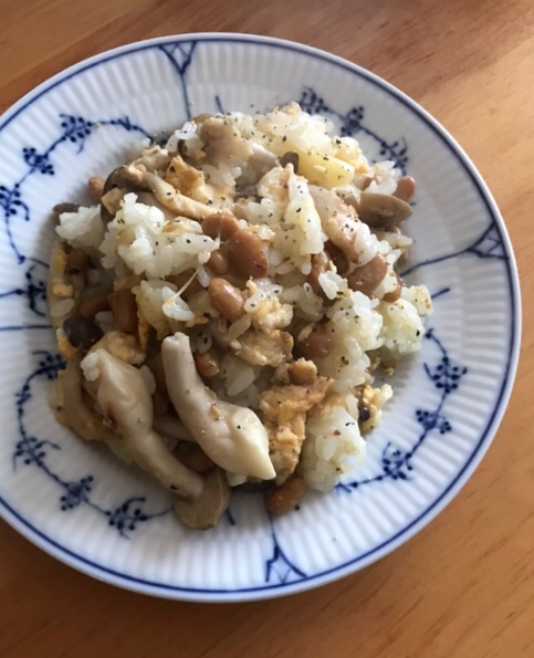 しめじとチーズの納豆チャーハン