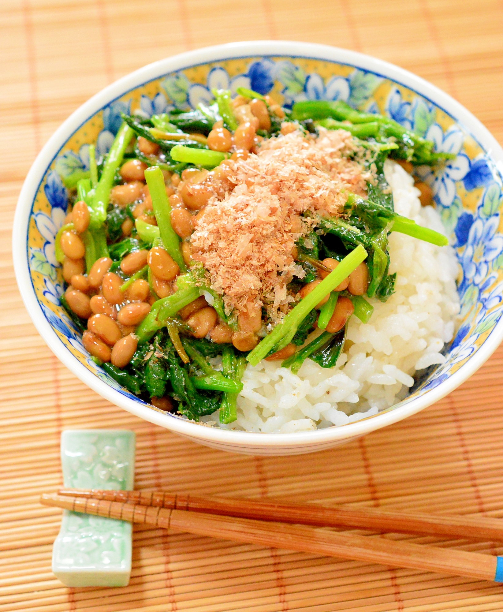 ねばねばで食欲増進！つるむらさきと納豆の丼