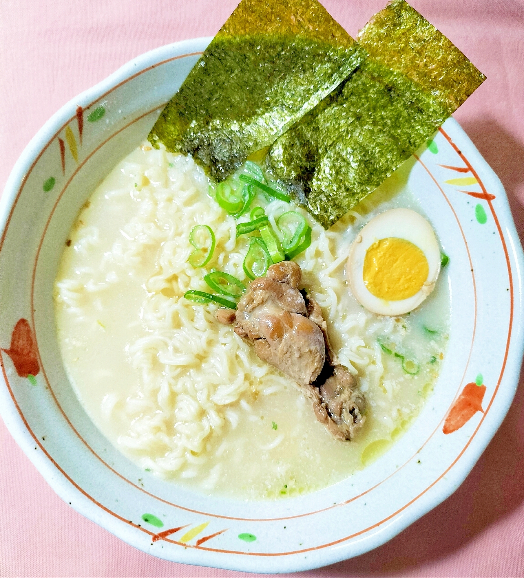 手羽元と煮卵と海苔入り豚骨ラーメン