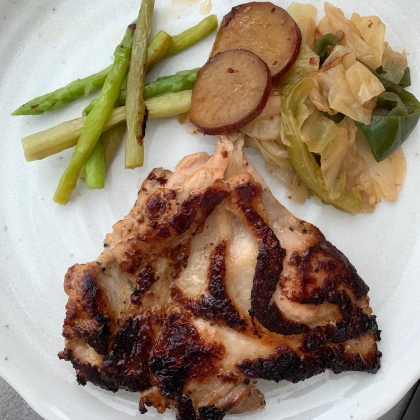 骨付き鶏肉のピリ辛焼き