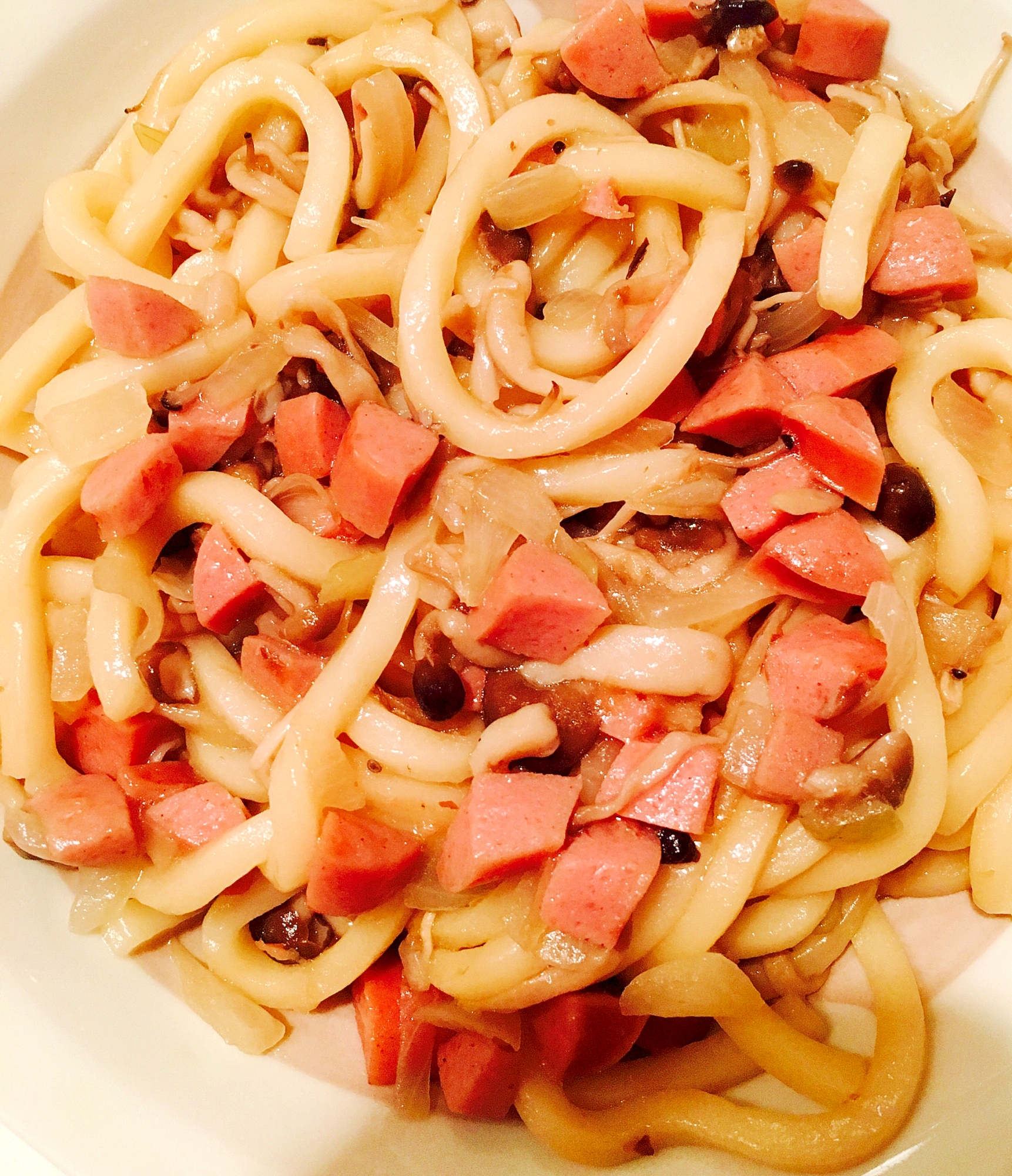 しめじと玉ねぎとソーセージ入りの焼きうどん