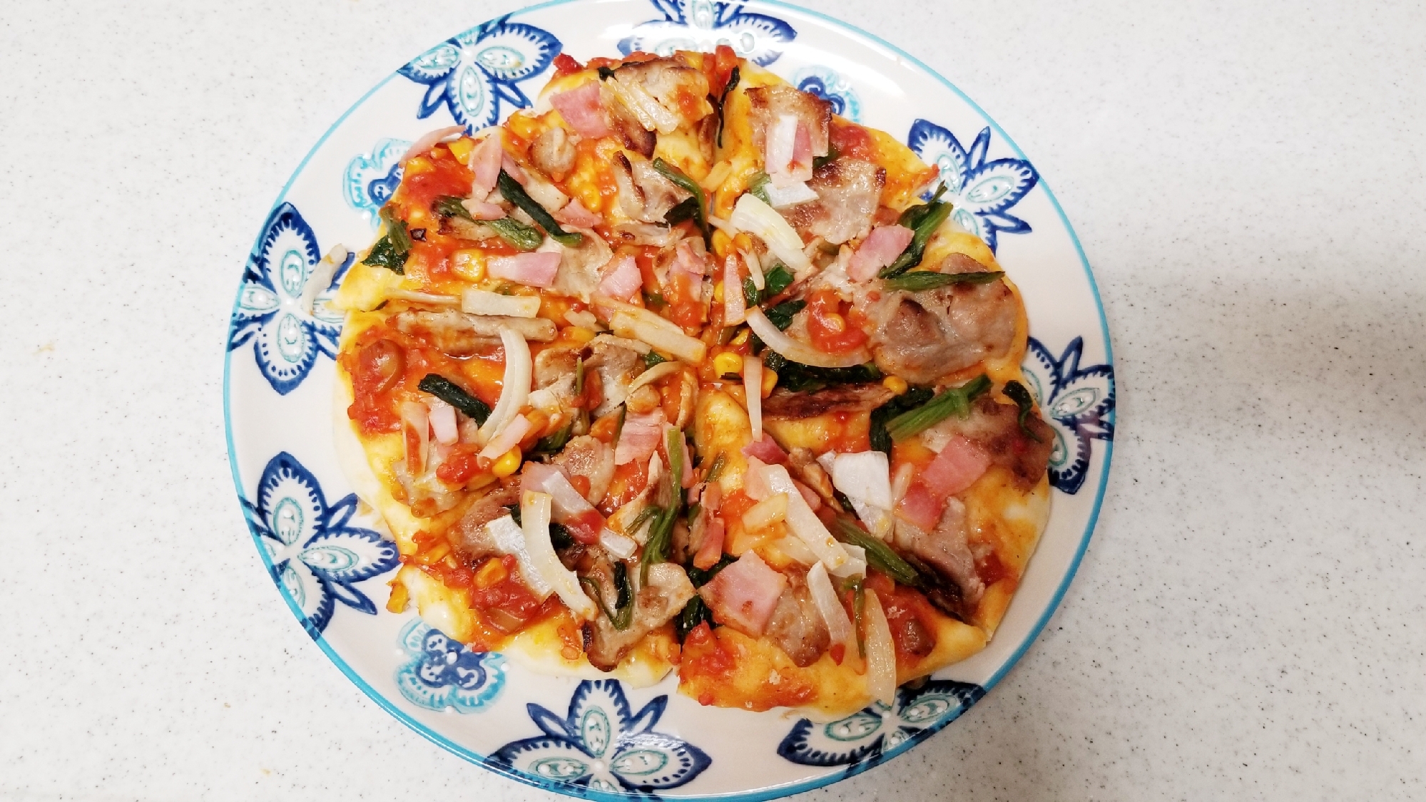 小松菜と豚バラ肉のトマトピザ