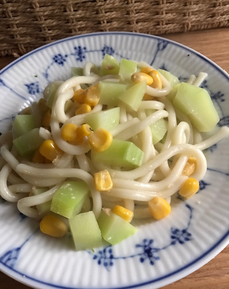 ブロッコリーの茎、コーンの粉チーズ焼うどん