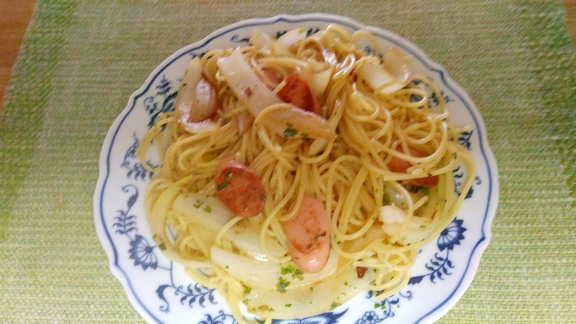 魚肉ソーセージと玉葱のバジル風味パスタ