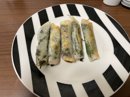 餃子の皮でカニカマしそ巻き揚げ♪