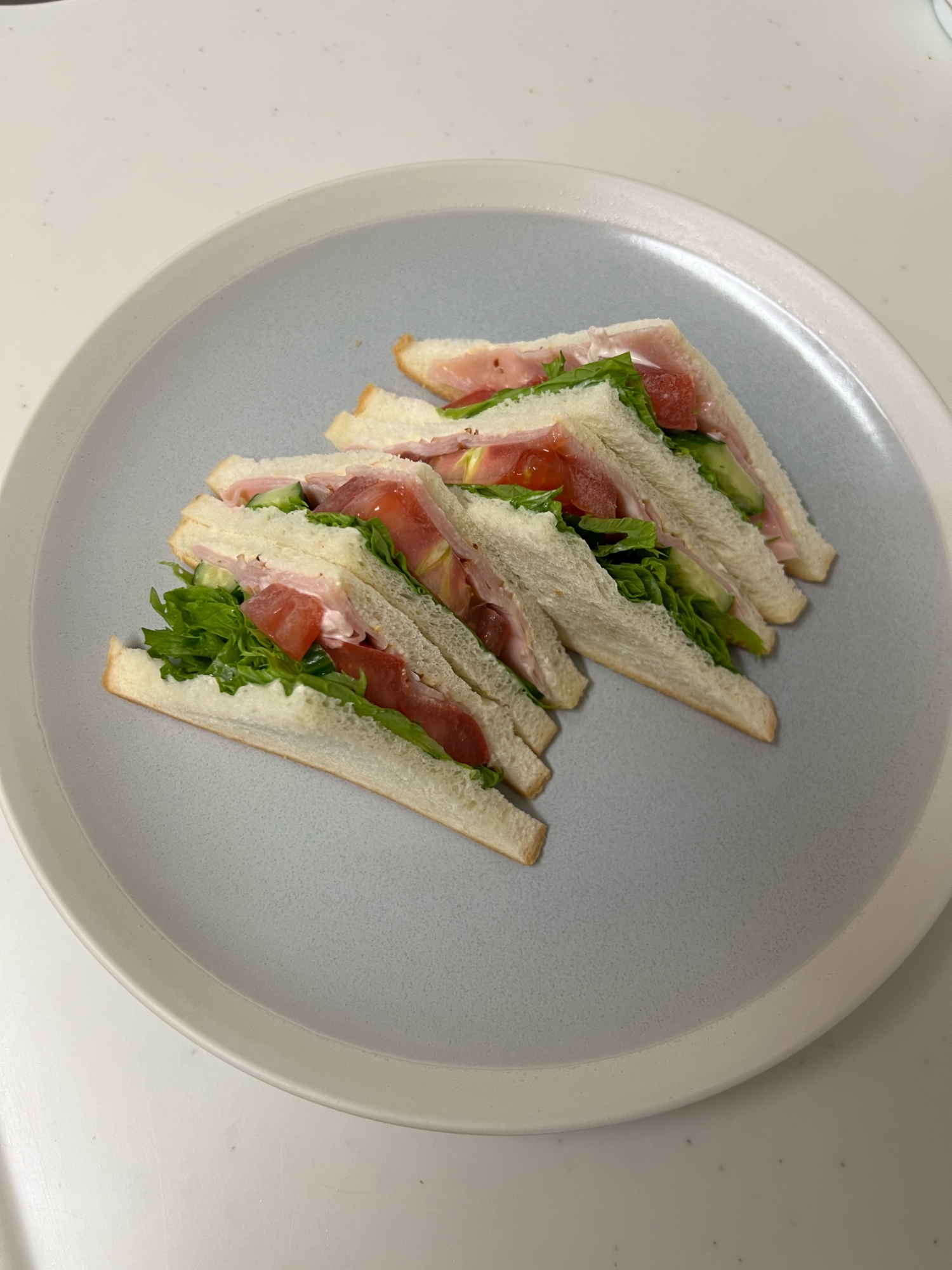 わさび菜とトマトのハムサンド