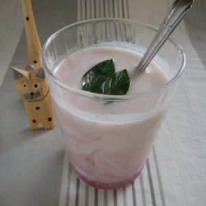 夏にピッタリ赤しそ味?!簡単ラッシー