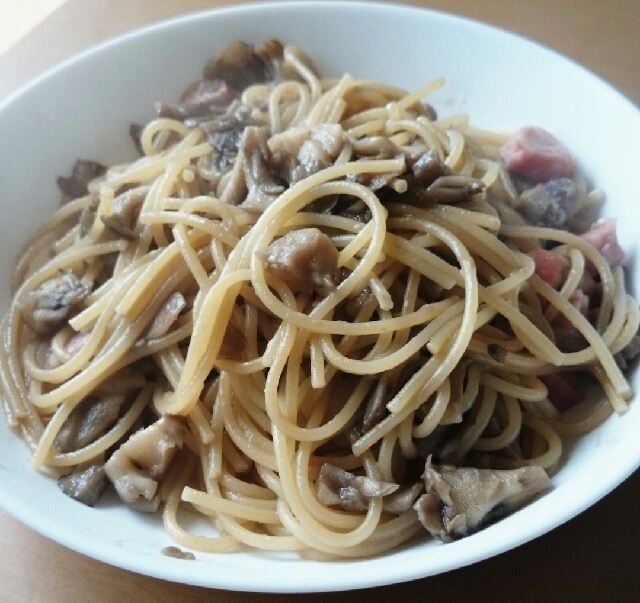 白の皿にきのこパスタが盛られている様子