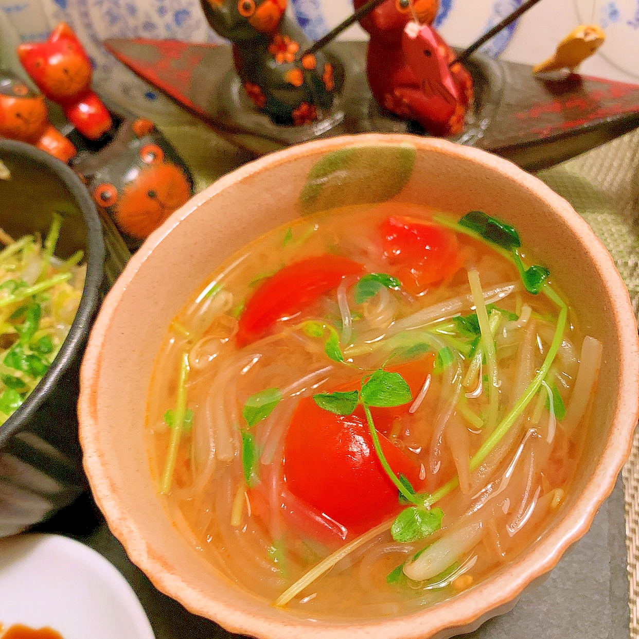 トマトと豆苗ともやしの味噌春雨スープ