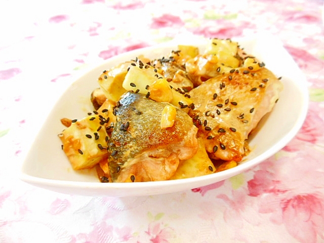 ❤鮭と薩摩芋と林檎のケチャ・マヨ炒め❤