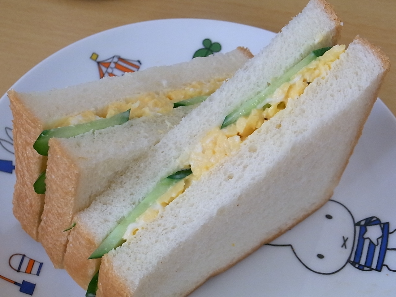 炒り卵ときゅうりのお手軽サンドイッチ