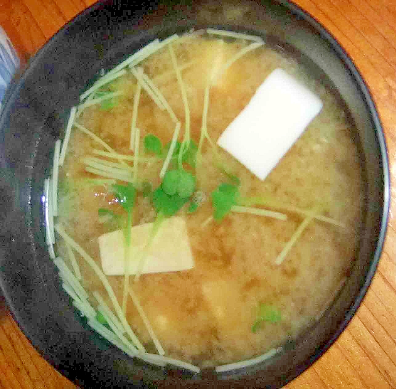 絹ごし豆腐と貝割れ菜のお味噌汁