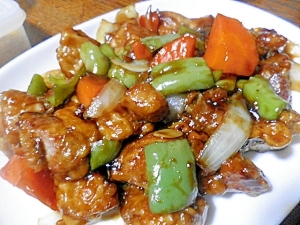 白い皿に盛り付けた黒酢豚