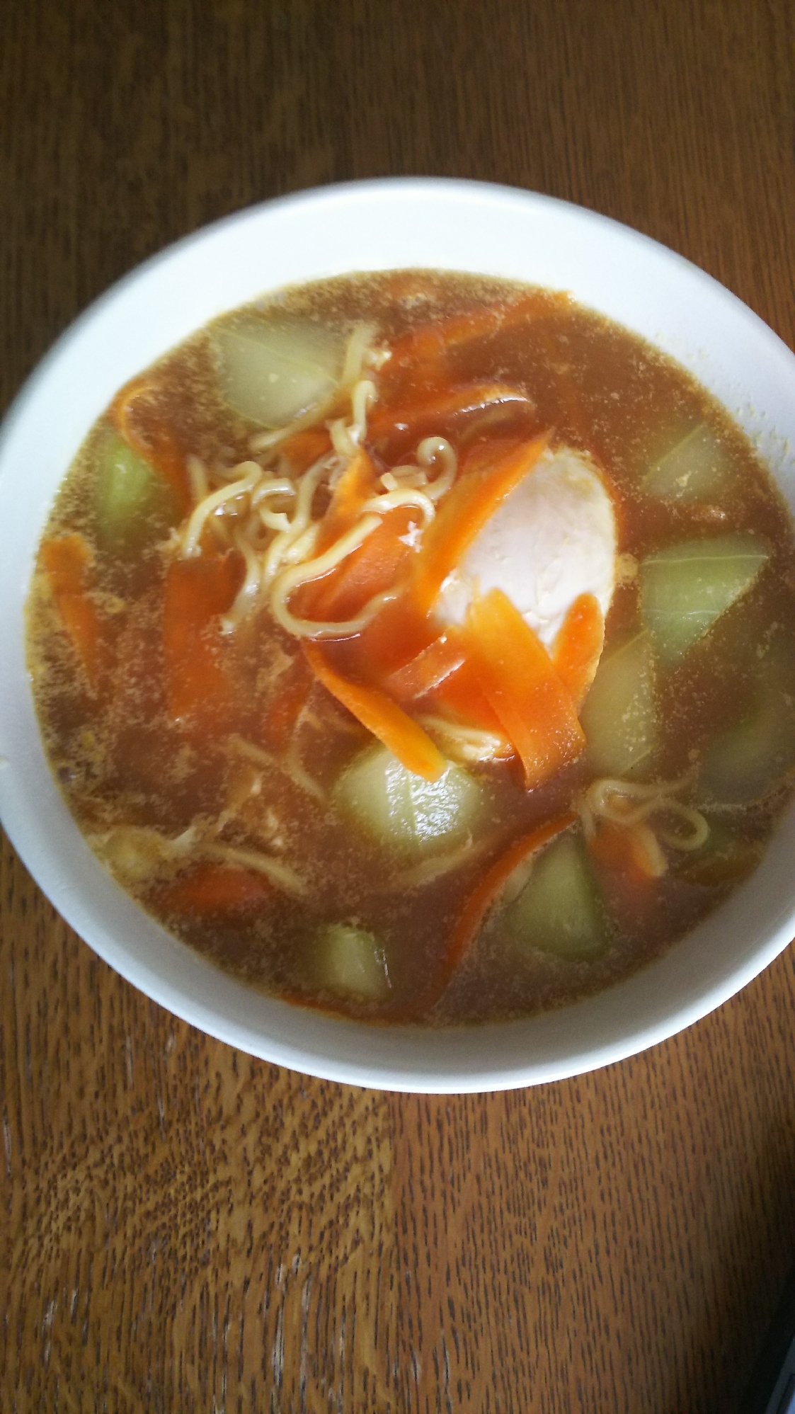 特大きゅうりと人参と卵の味噌ラーメン