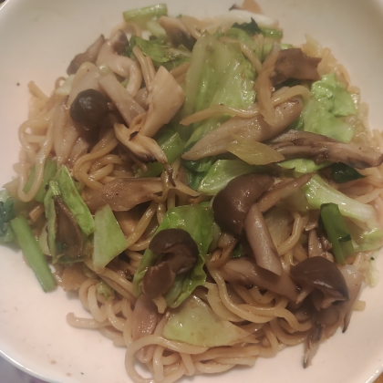 きゃべつ・小松菜・しめじ・舞茸の焼きそば