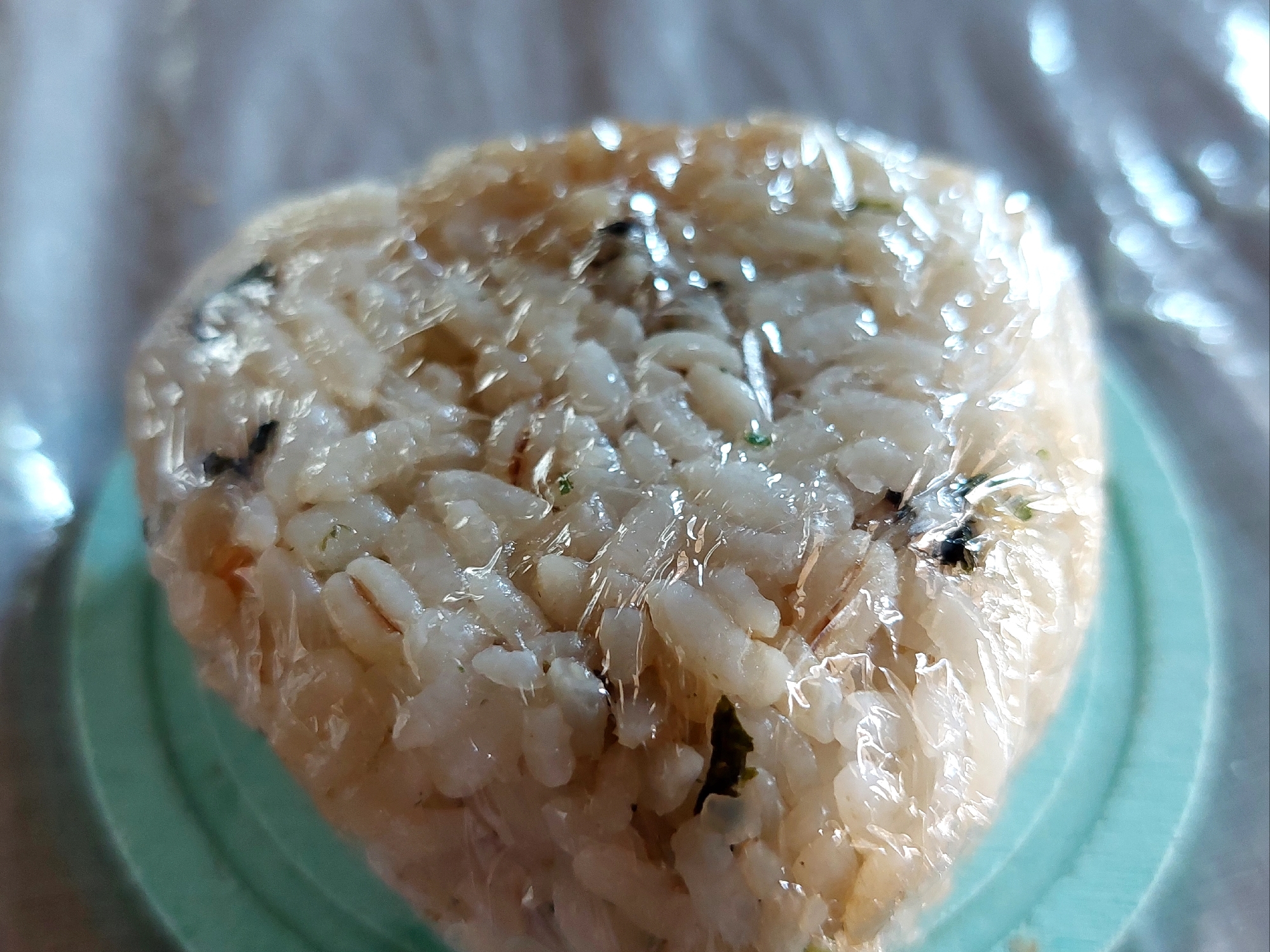 ワカメとおかかのおにぎり