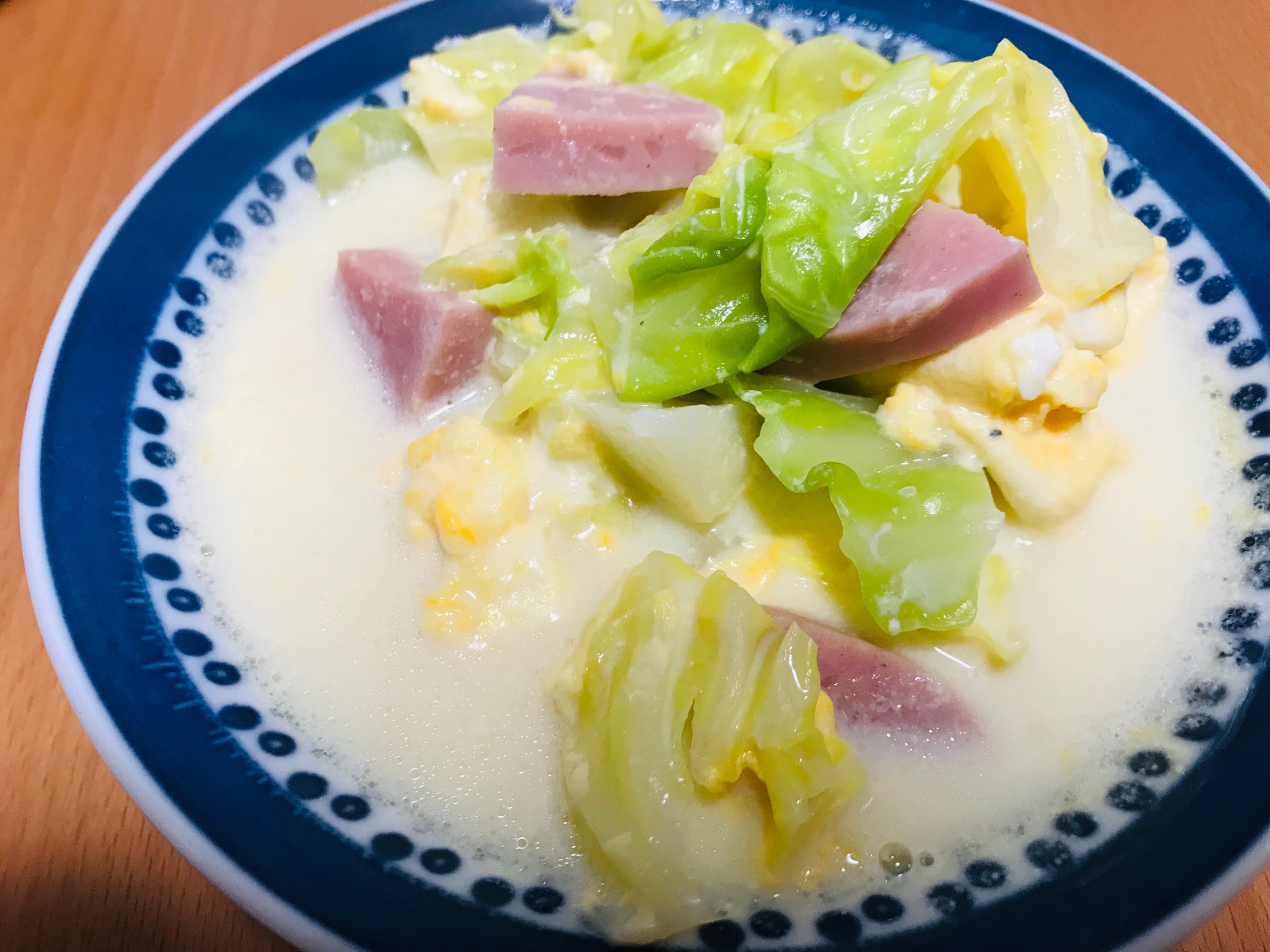豆乳・キャベツ・ボロニアソーセージ・卵の春スープ