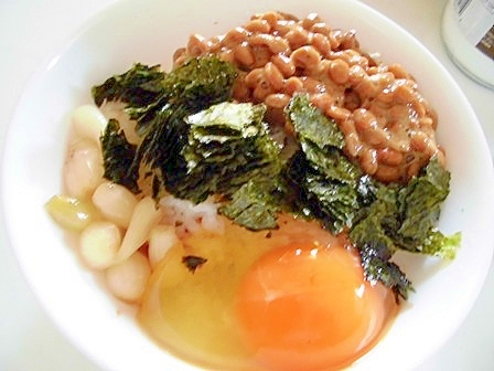 納豆と海苔とラッキョウの甘酢漬けで　卵かけご飯