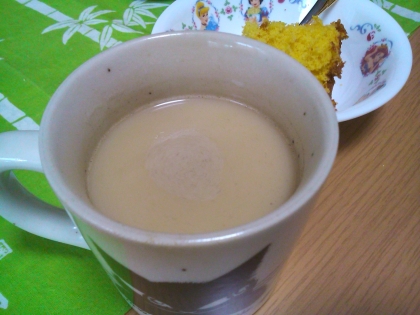 ほうじ茶にミルク？って思ったけど、思い切ってミルクたっぷりで。
大正～解！いけますね。
コーヒー好きなのにカフェイン控えなきゃなので嬉しいレシピです（＾＾）b