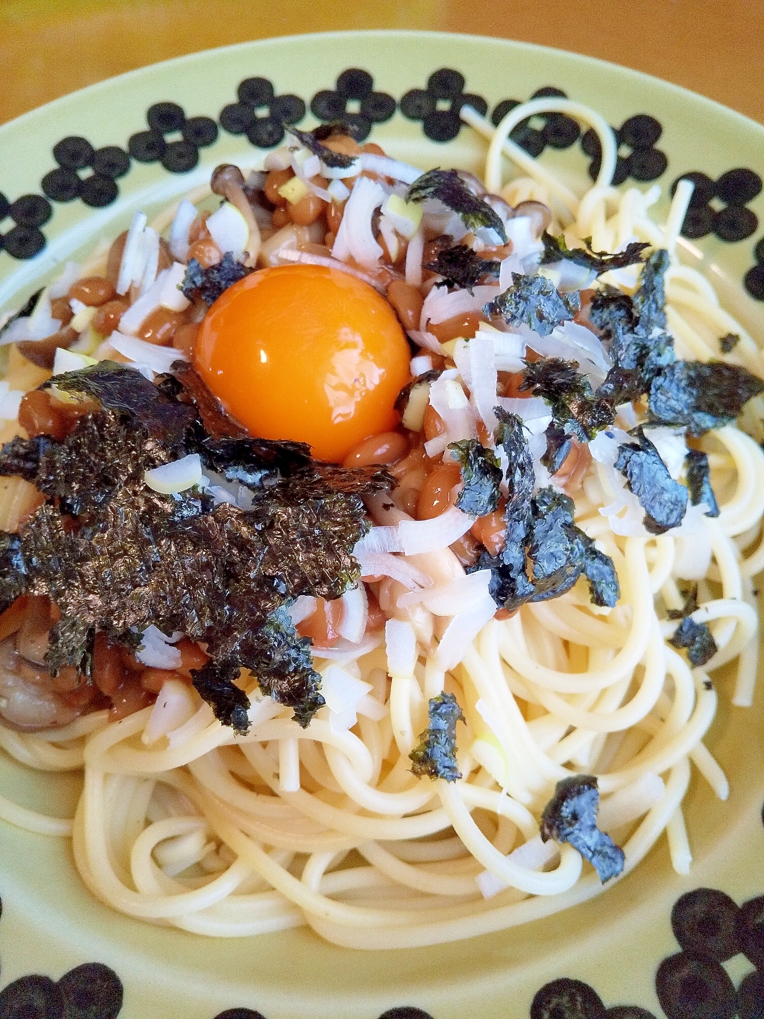 簡単なのに食欲そそる…♪ねぎ納豆パスタ黄身のせ♪