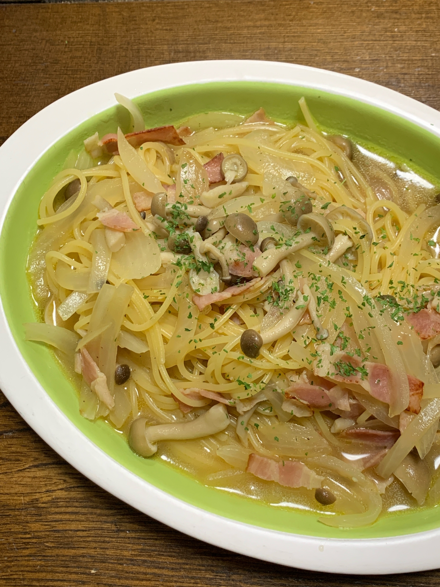 ワンパン！ベーコンと玉ねぎとしめじのコンソメパスタ