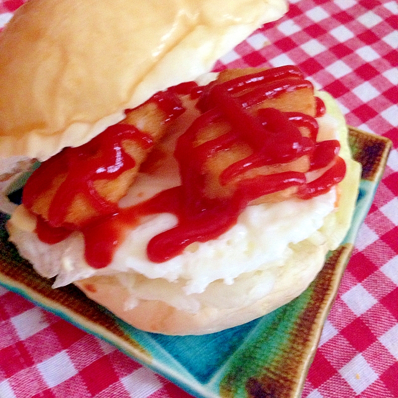 チキンナゲットと目玉焼きのハンバーガー★