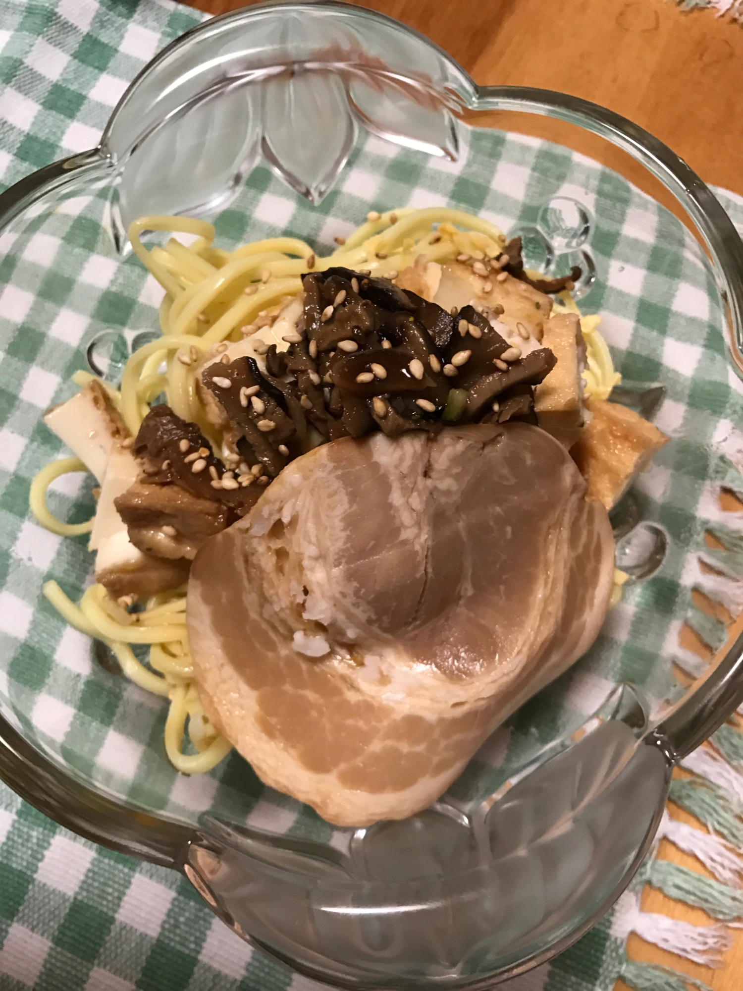 厚揚げとしいたけの甘煮、焼き豚のせ冷やし中華