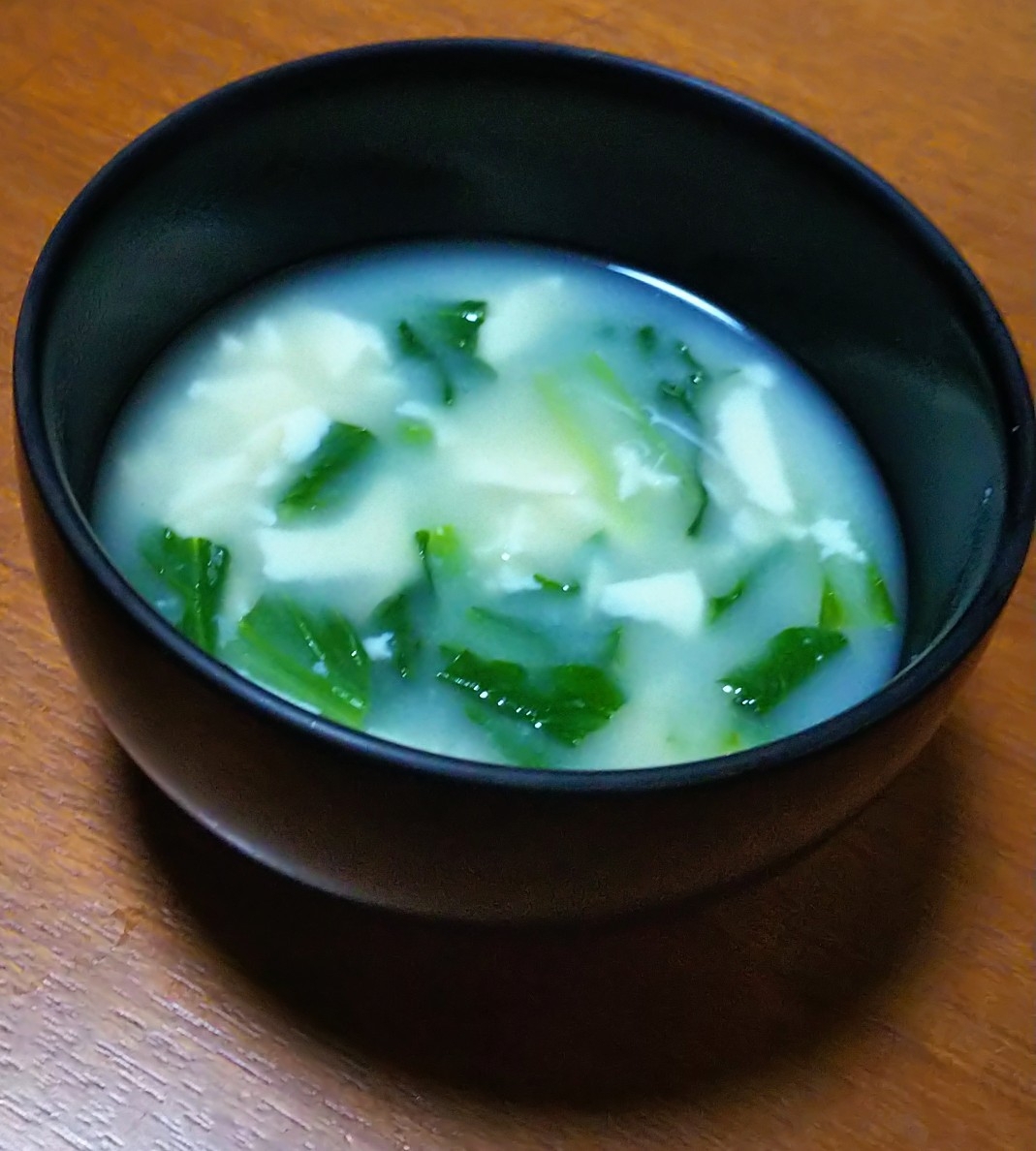 くずし豆腐と小松菜の味噌汁