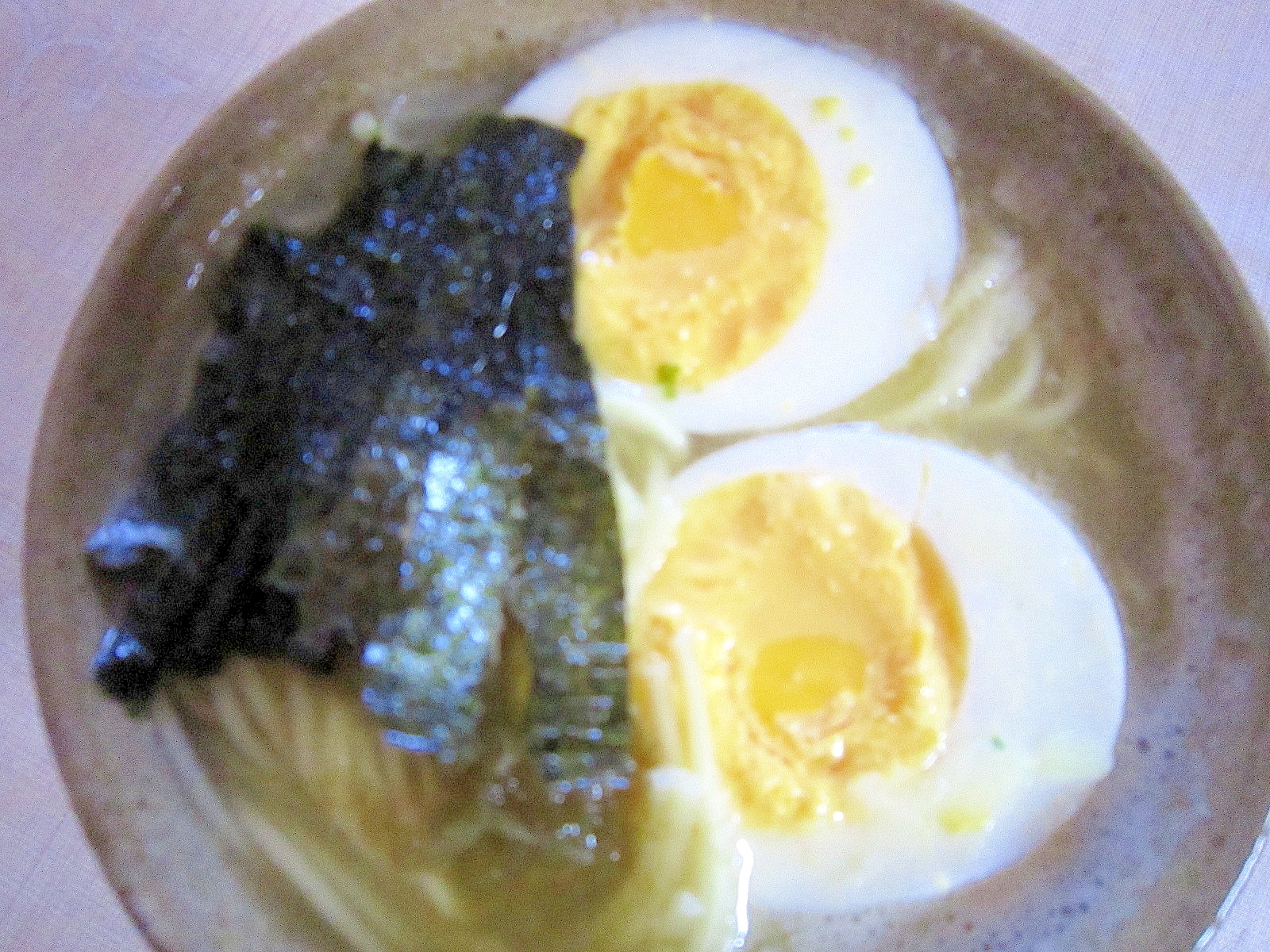 茹で卵入り生麺ラーメン