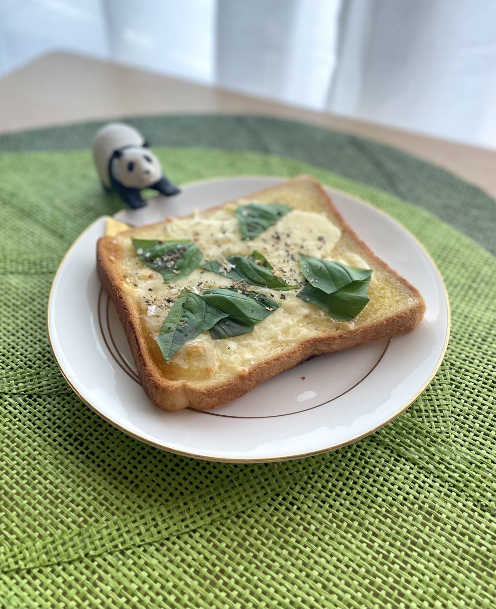 チーズとバジルde蜂蜜トースト♡