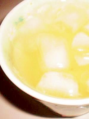 白いコップに入ったリモンチェッロネード