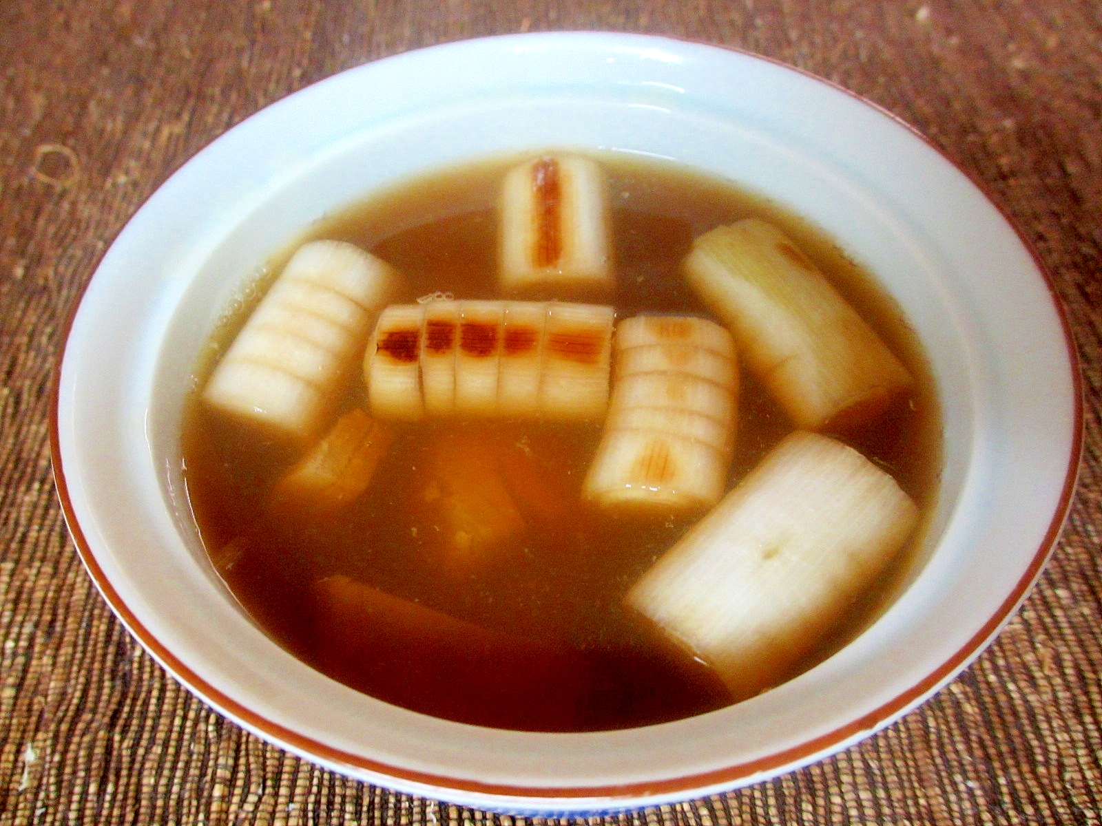 白い器に盛られた焼きねぎの焦がししょうゆスープ