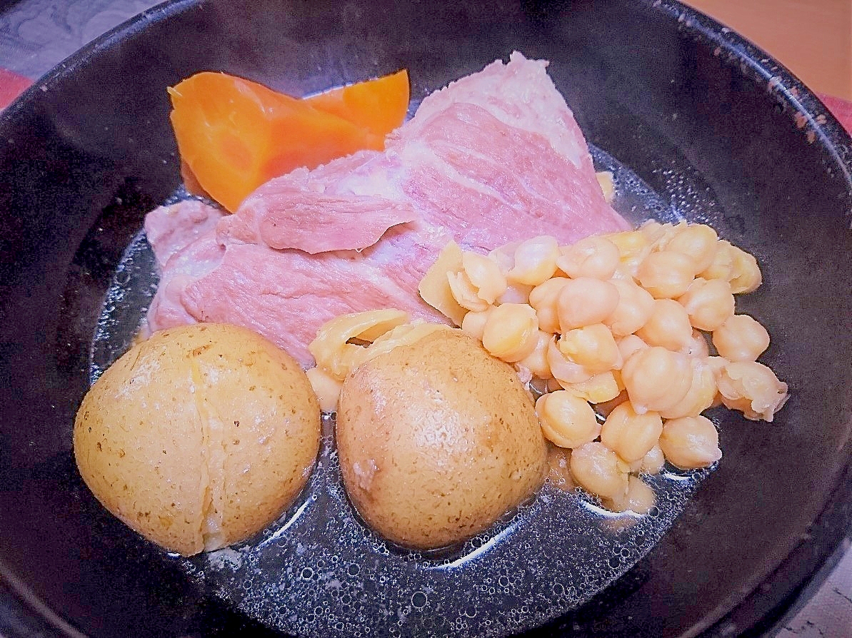 豚ブロック肉と豆の煮込み