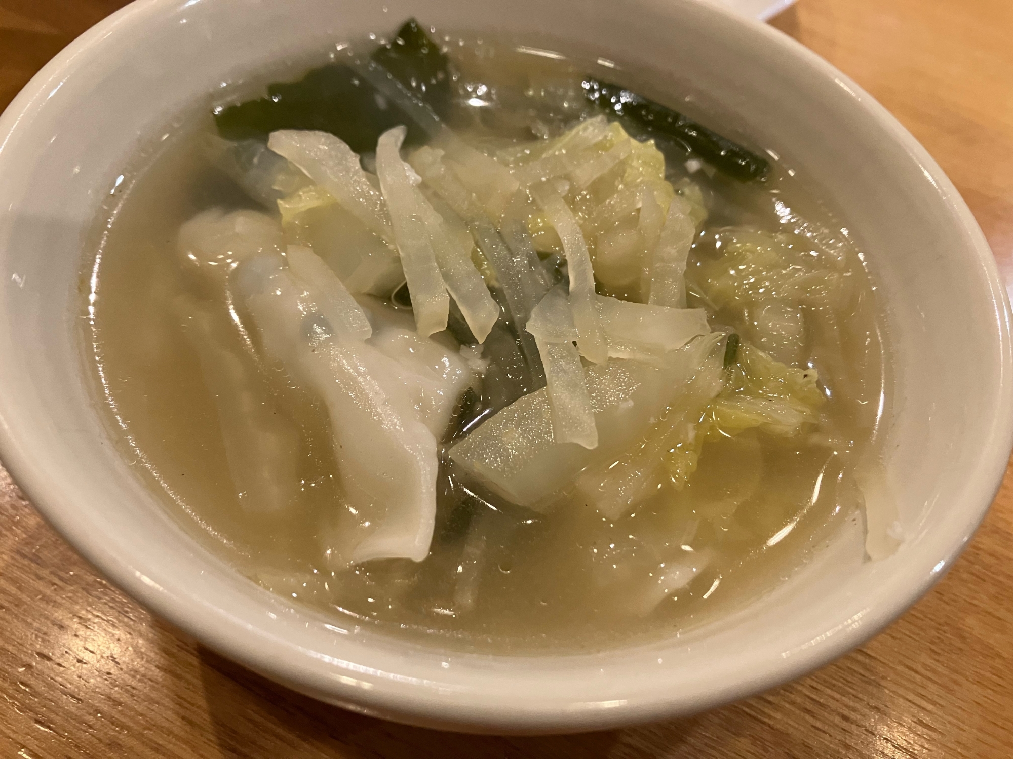白菜と大根とわかめと餃子のスープ