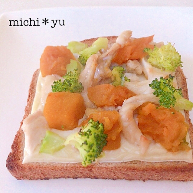 北海道産かぼちゃと蒸し鶏の彩りチーズトースト