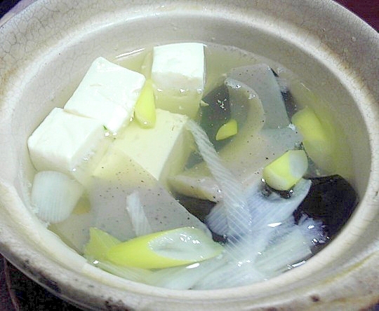 1人用土鍋でネギとこんにゃくを入れた湯豆腐