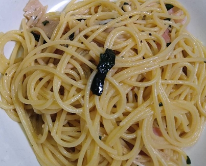 玉ねぎ、ベーコン、ほうれん草の 和風パスタ
