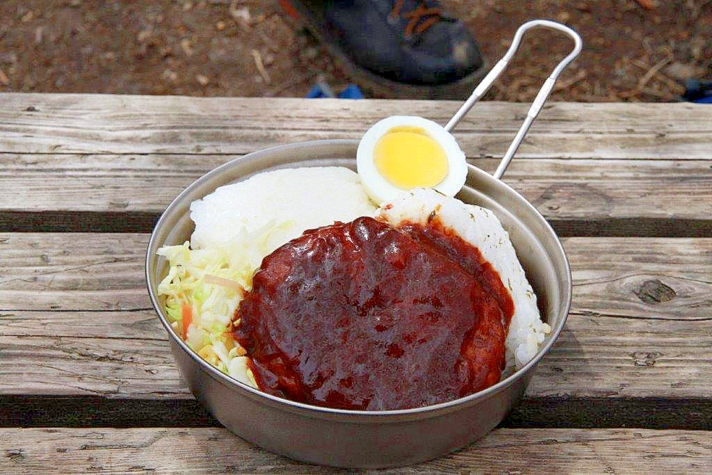 コンビニ食材で作る山のロコモコ丼