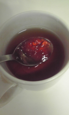 イチゴジャム入れると優雅な気分になるわね～＾＾美味しい紅茶、いつもごちそうさまです＾＾