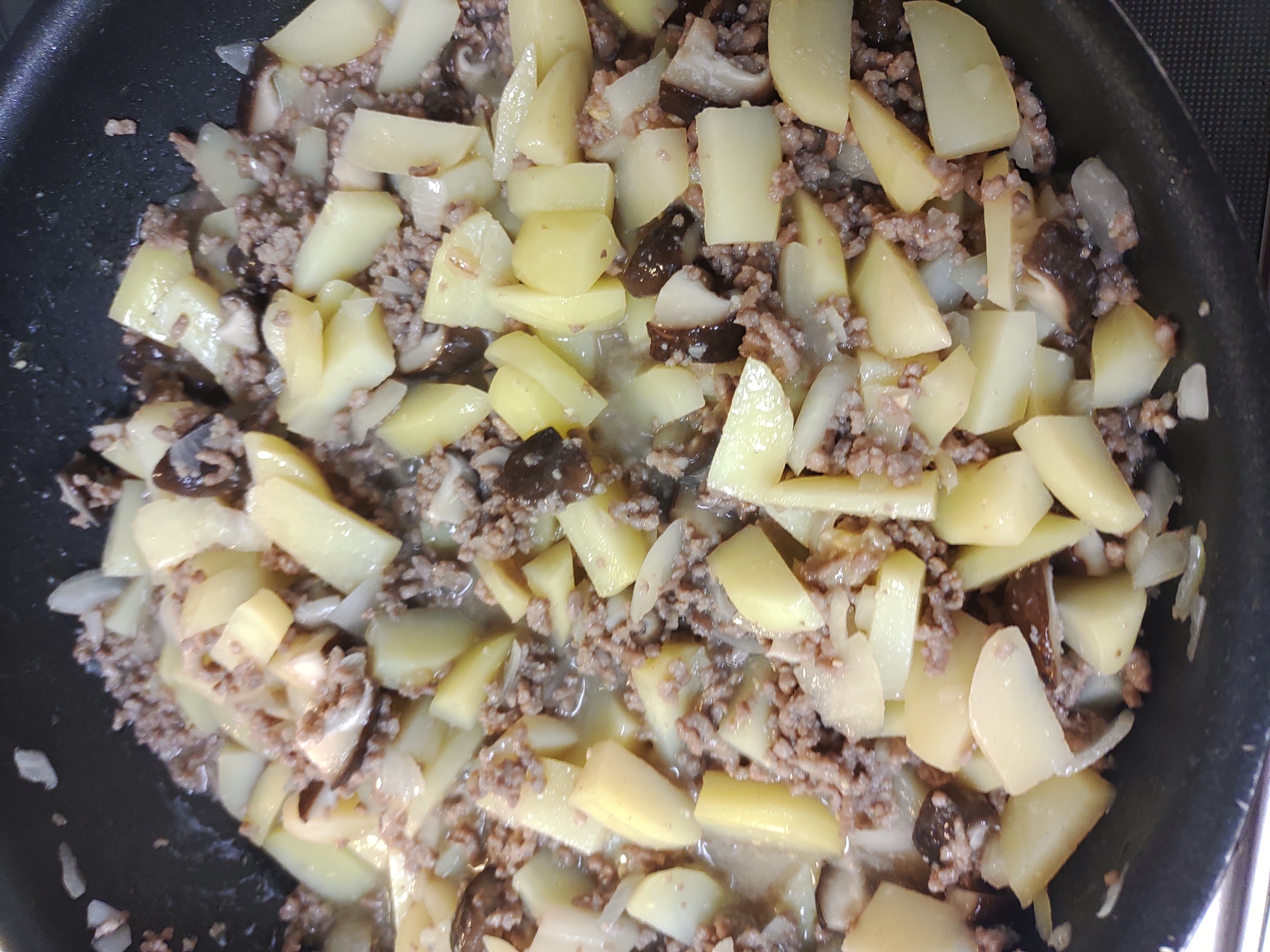 じゃがいもと椎茸と合挽き肉の味噌炒め