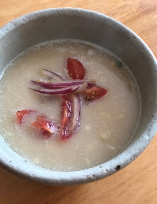 ミニトマトと赤玉ねぎのマリネのせミルクラーメン