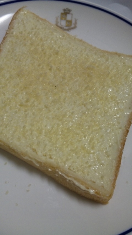 食パンの1枚目にこさえてみました。
マーガリンのあとに三温糖を軽くふって、パンの柔らかさと砂糖のサクッと感がとってもいいですね。