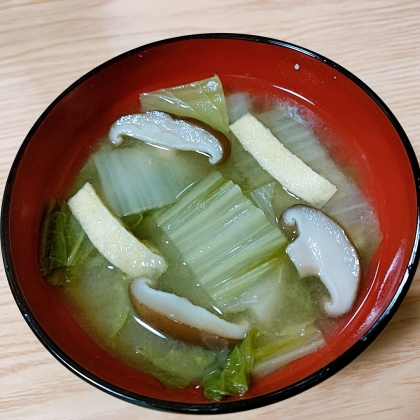 椎茸と白菜と油揚げのお味噌汁