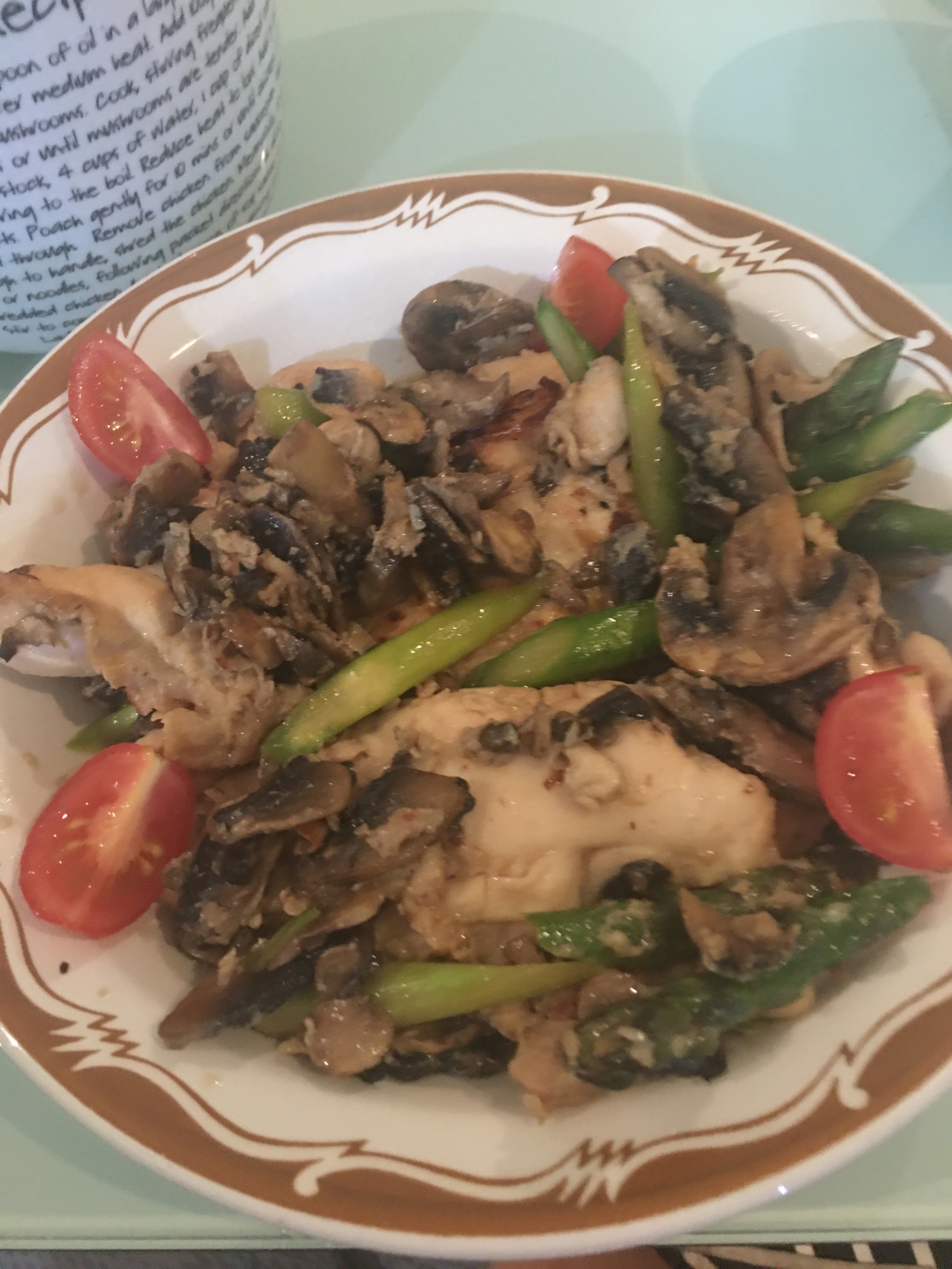 鶏肉とアスパラ、マッシュルーム炒め、トマトを添えて