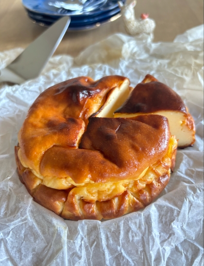 混ぜて焼くだけ！しっとり濃厚なバスクチーズケーキ♪