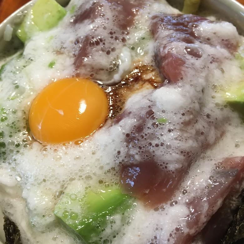 漬けとろろアボカド月見丼