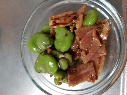 ぷっくり～茹でそら豆とハムのサラダ