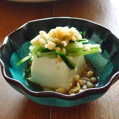 柔らかいお豆腐にシャキシャキカリカリのきゅうりと揚げ玉。味はもちろんのこと食感も楽しめる冷奴でした。