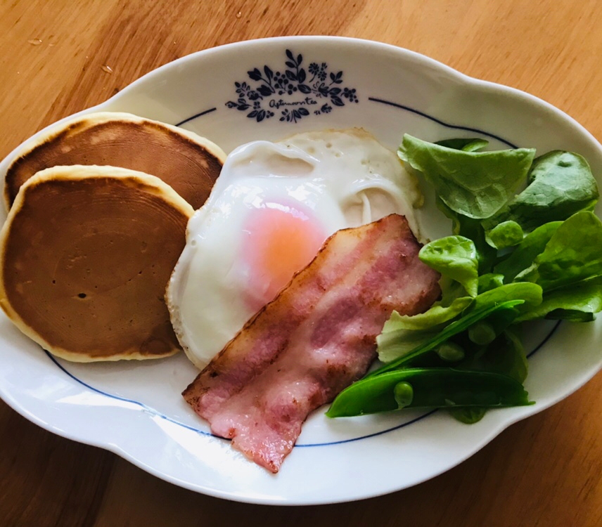 パンケーキと目玉焼き、ベーコンの朝ごはん